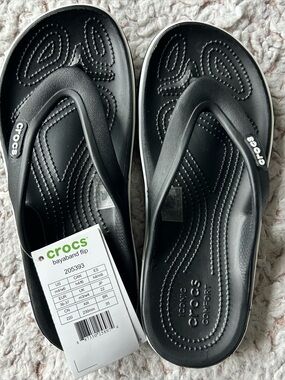 NEW (6) Women’s Bayaband Black and White Crocs Flip Flops